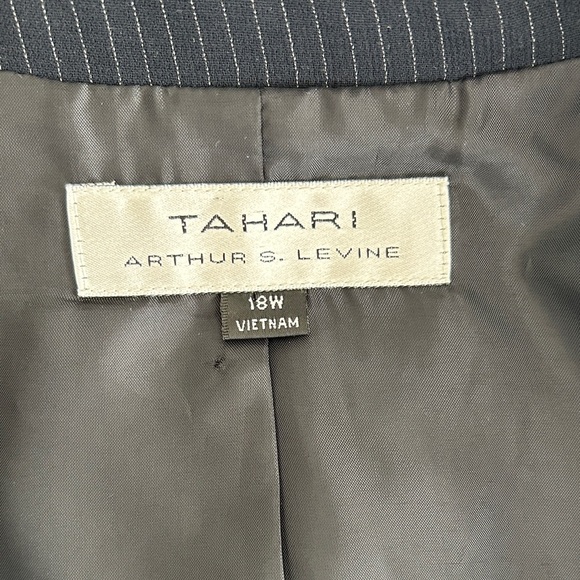 Tahari Arthur S. Levine Pinstripe Blazer Navy Size 18W
Women's Black Blazer - Picture 6 of 7